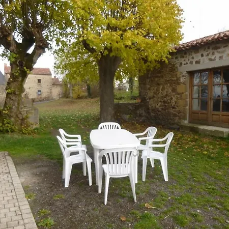 Country house En Pierres Avec Cour Et 3 Chambres, Au Coeur D'un Village Proche De Langeac Pinols