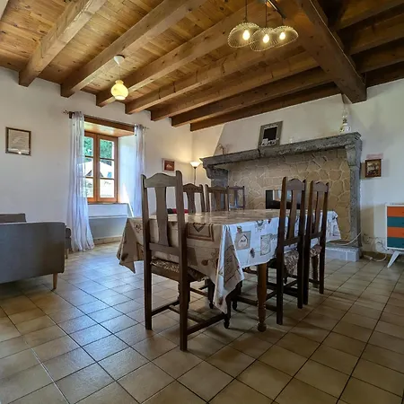 En Pierres Avec Cour Et 3 Chambres, Au Coeur D'un Village Proche De Langeac - Fr-1-582-233