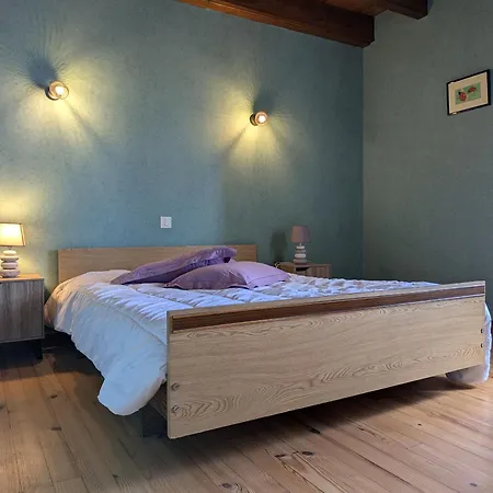 En Pierres Avec Cour Et 3 Chambres, Au Coeur D'un Village Proche De Langeac * Pinols