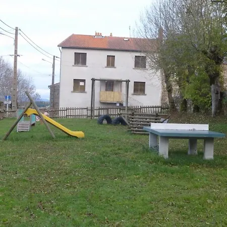 En Pierres Avec Cour Et 3 Chambres, Au Coeur D'un Village Proche De Langeac *
