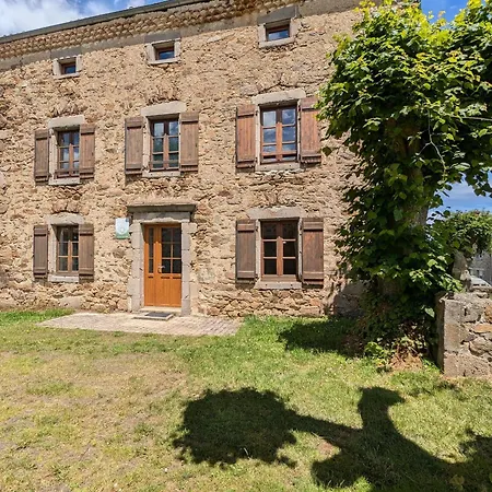 En Pierres Avec Cour Et 3 Chambres, Au Coeur D'un Village Proche De Langeac - Fr-1-582-233 *