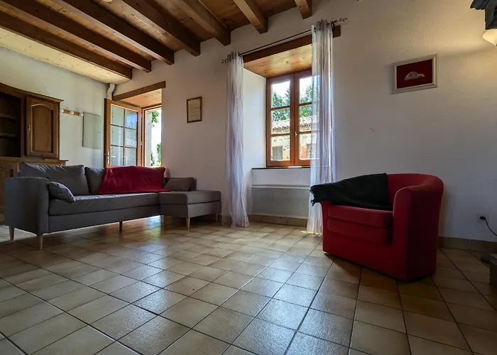 Holiday home En Pierres Avec Cour Et 3 Chambres, Au Coeur D'un Village Proche De Langeac - Fr-1-582-233