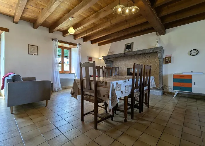 En Pierres Avec Cour Et 3 Chambres, Au Coeur D'un Village Proche De Langeac - Fr-1-582-233