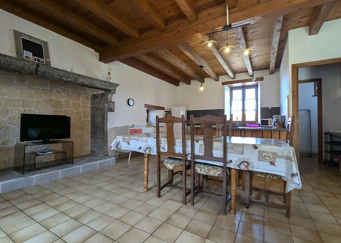 En Pierres Avec Cour Et 3 Chambres, Au Coeur D'un Village Proche De Langeac - Fr-1-582-233 Holiday home *