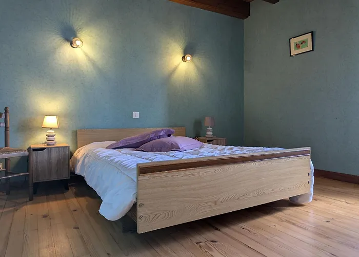 En Pierres Avec Cour Et 3 Chambres, Au Coeur D'un Village Proche De Langeac - Fr-1-582-233 * Pinols