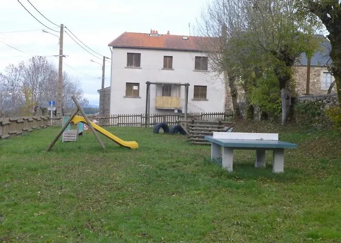 En Pierres Avec Cour Et 3 Chambres, Au Coeur D'un Village Proche De Langeac - Fr-1-582-233 *